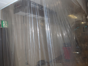 1.周辺が汚れないよう、天井から床までしっかりと養生します