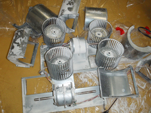 2.部品、電気機器を取り外します