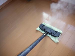 当社では次の居住者様が安心・気持ちよくすごせるように床面は高温スチームにて殺菌洗浄施工後ワックスをかけさせて頂いております
